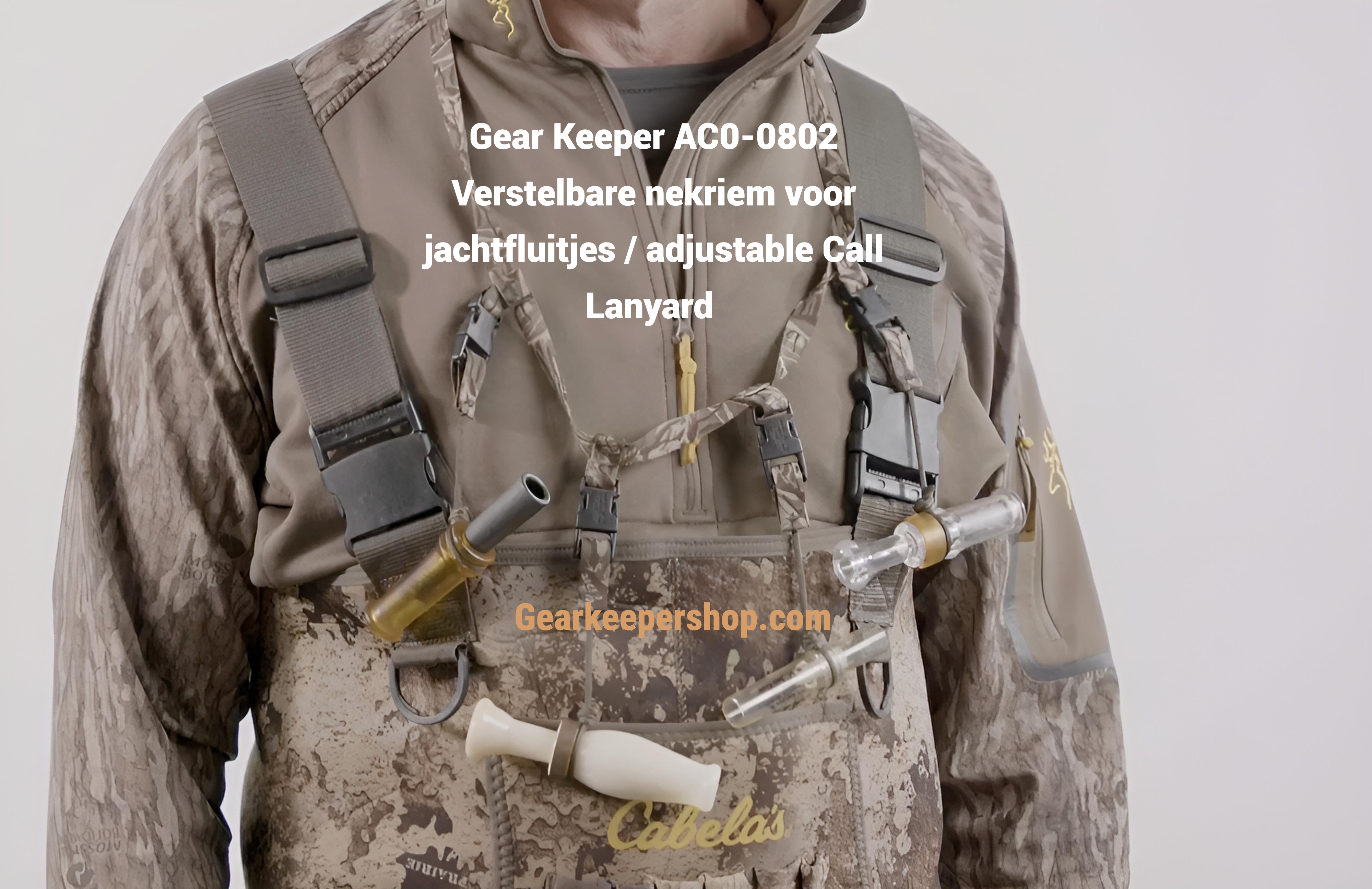 Jager in zijn jachtkleding met om zijn nek een AC0-0802 verstelbare riem met daaraan meerdere lokfluitjes en jachtfluitjes