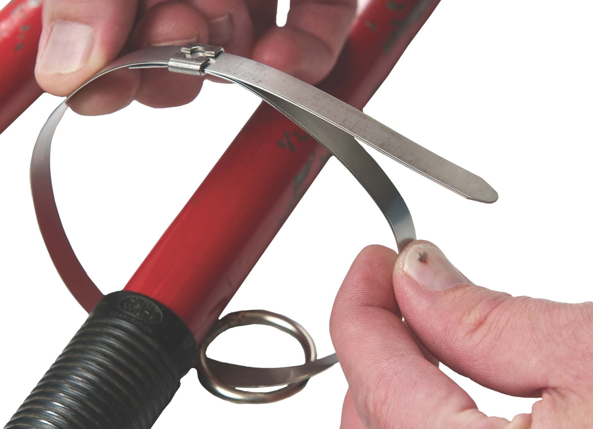 Close-up van een Band-it Tie-Lok strap waarmee je steelgereedschap kunt voorzien van een bevestigingspunt