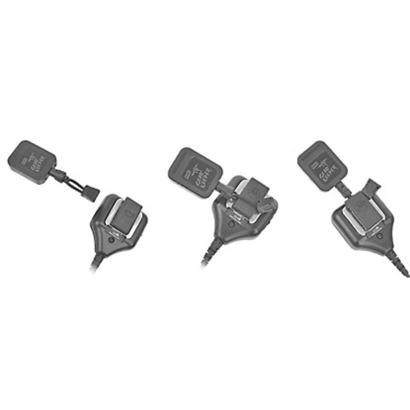 Voorbeeld van hoe je een lapelmicrofoon kunt bevestigen aan een lapelkoord die aan een retractor zit