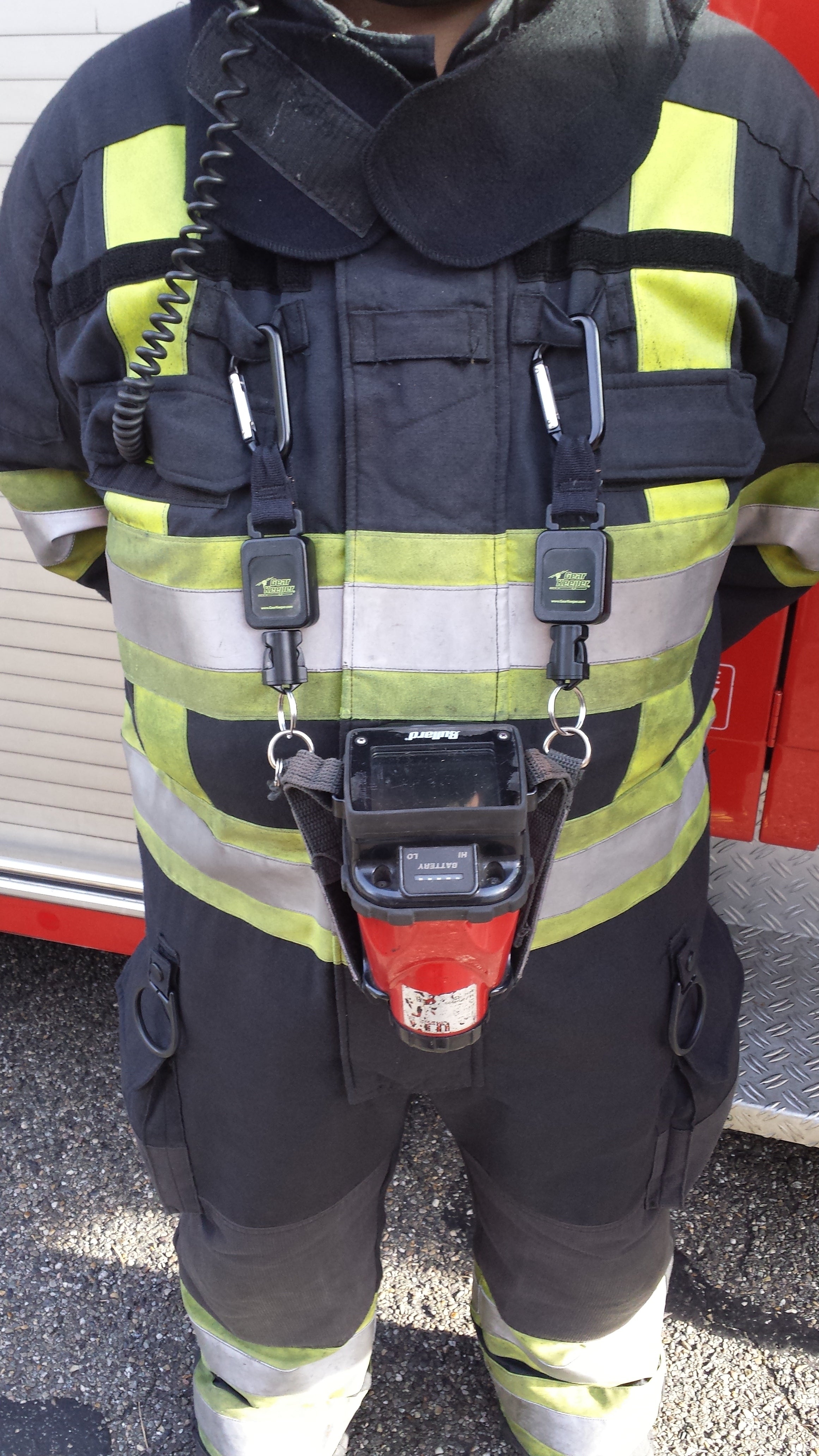 Brandweerman met WBC of TIC camera aan twee Gear Keeper retractors