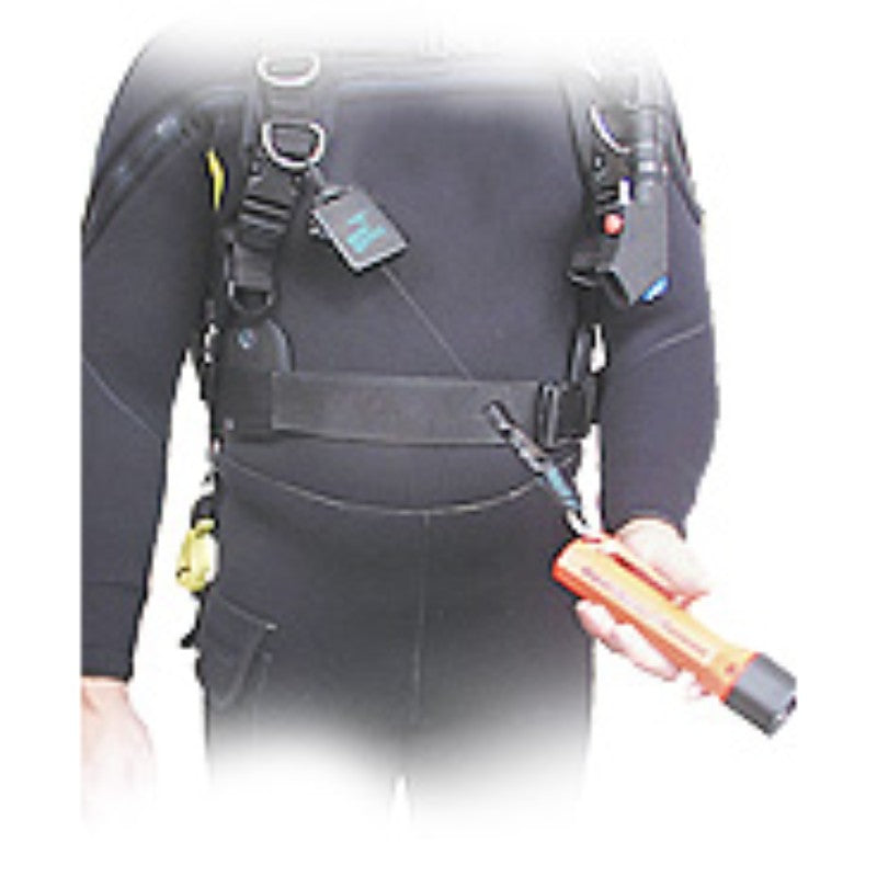 Duiker in duikpak met uitrusting. De duiker heeft een zaklamp in zijn hand die aan de uitgetrokken lijn van een Gear Keeper retractor zit 