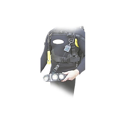 Gear Keeper duiksport retractor aan een duikpak