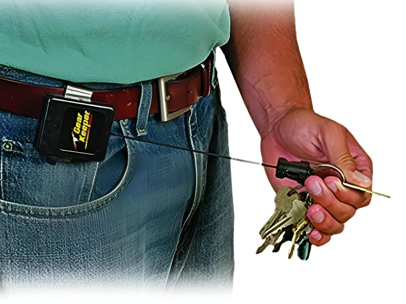 Man met Gear Keeper retractor aan zijn broekriem en aan de uitgetrokken kevlar lijn heeft hij een sleutelbos vast