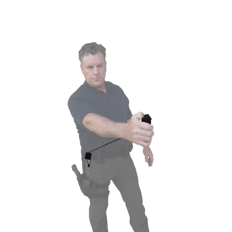 Man die pepperspray gebruikt die vast zit aan een uittrekbare kevlar lijn van een Gear Keeper RT4-5701 retractor