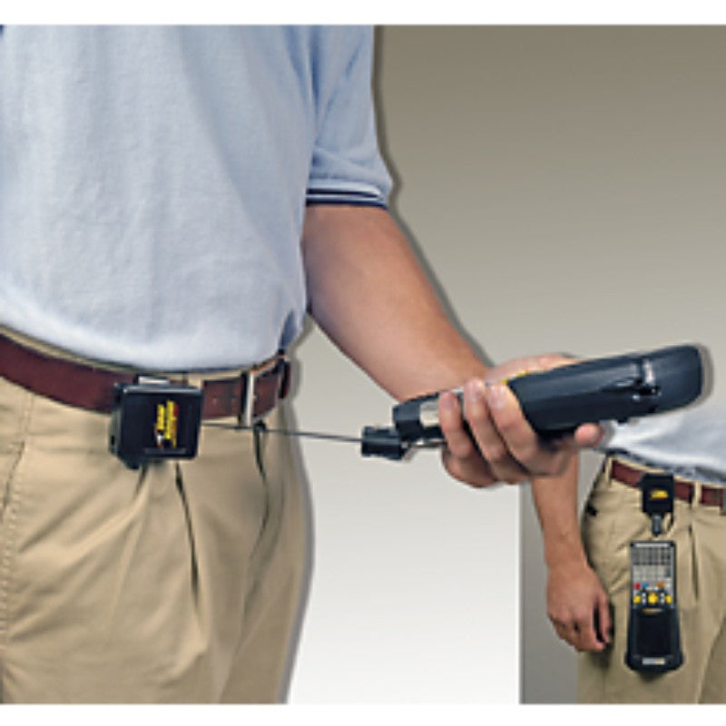 Voorbeeld van een Gear Keeper retractor met daaraan een handscanner zoals in veel magazijnen en warehouses wordt gebruikt