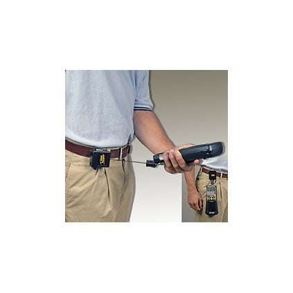 Man met zaklamp aan een uitgetrokken lijn van een Gear Keeper retractor die met een riemclip aan zijn broekriem zit bevestigd