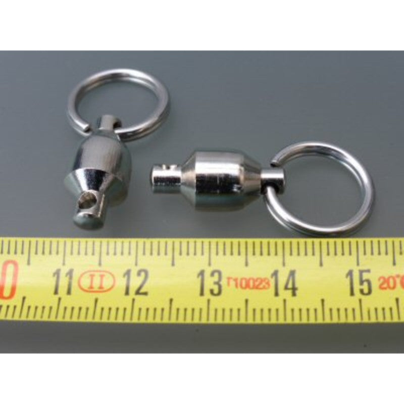 Gear Keeper 3-0121-01-A rvs swivel aan een sleutelring naast een meetlint ter verduidelijking van de afmetingen