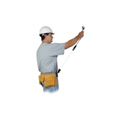 Man met gereedschap holster en bouwhelm op laat zien hoe een uittrekbare toolttether van Gear Keeper werkt