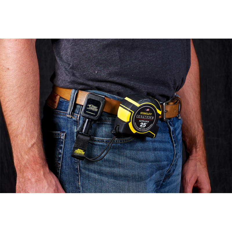 Gear Keeper RT4-5604 retractor aan een riem bevestigd met daaraan een grote rolmaat