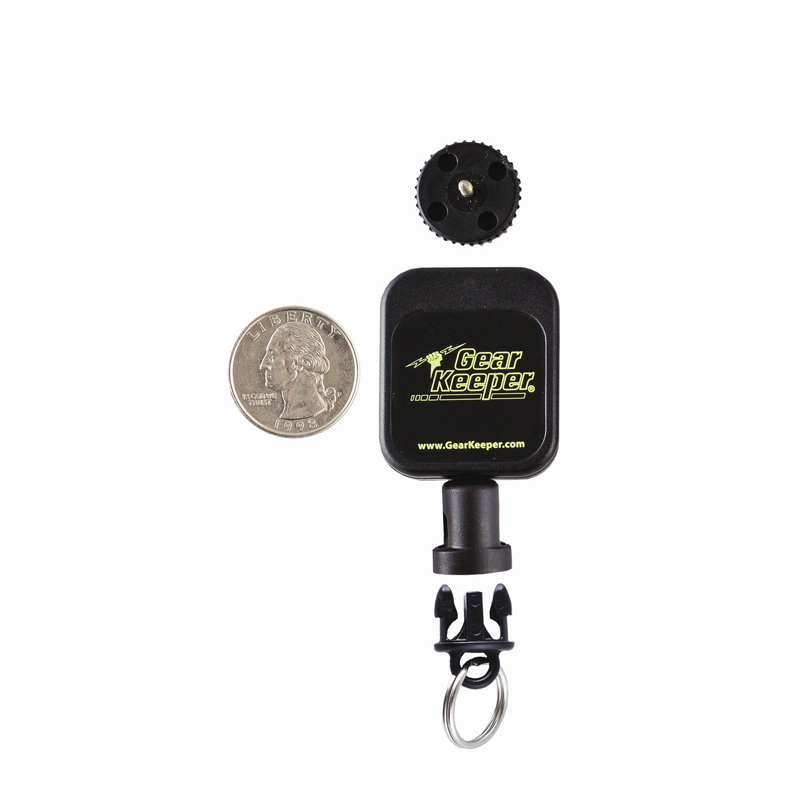 RT5-5802 retractor voor sleutels van Gear Keeper naast een Amerikaanse munt ter vergelijking van de grootte