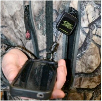 Smartphone bevestigd aan de RT5-5470 retractor van Gear Keeper met een kevlar lijn die 91 cm uittrekbaar is en automatisch weer oprolt