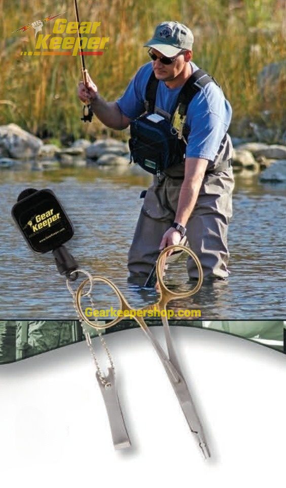 Visser met een Gear Keeper retractor waaraan zijn visgerei bevestigd zit