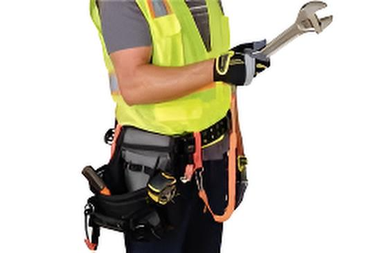 Gear Keeper tooltether bevestigd aan de uitrusting van een bouwvakker en aan de uiteinde een grote baco bevestigd