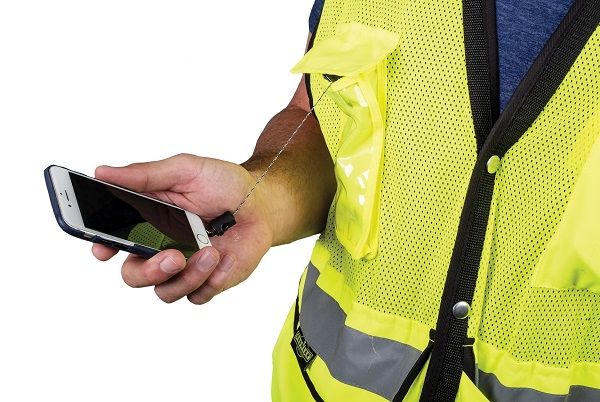 Gear Keeper RT5-5420 retractor bevestigd in de binnenzak van een veiligheidsvest, aan de lijn zit een mobiele telefoon bevestigd