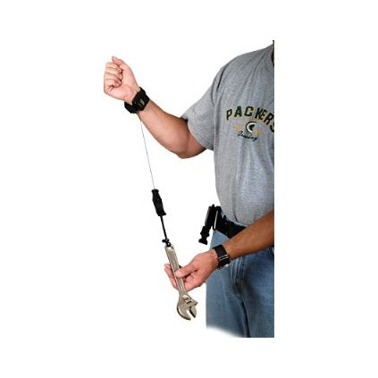 Voorbeeld voor het gebruik van een Gear Keeper TL1-2006 veiligheidslijn aan de pols met retractor waaraan een baco sleutel zit