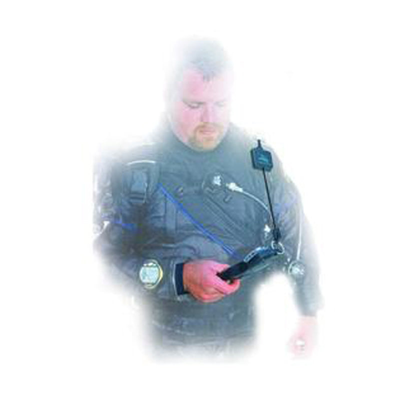 Gearkeeper retractor bevestigd aan de duikuitrusting van een duiker met daaraan een duikconsole