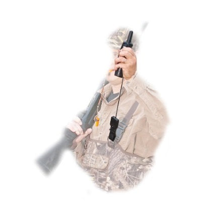 Gear Keeper RT4-5272 bevestigd aan de uitrusting van een jager