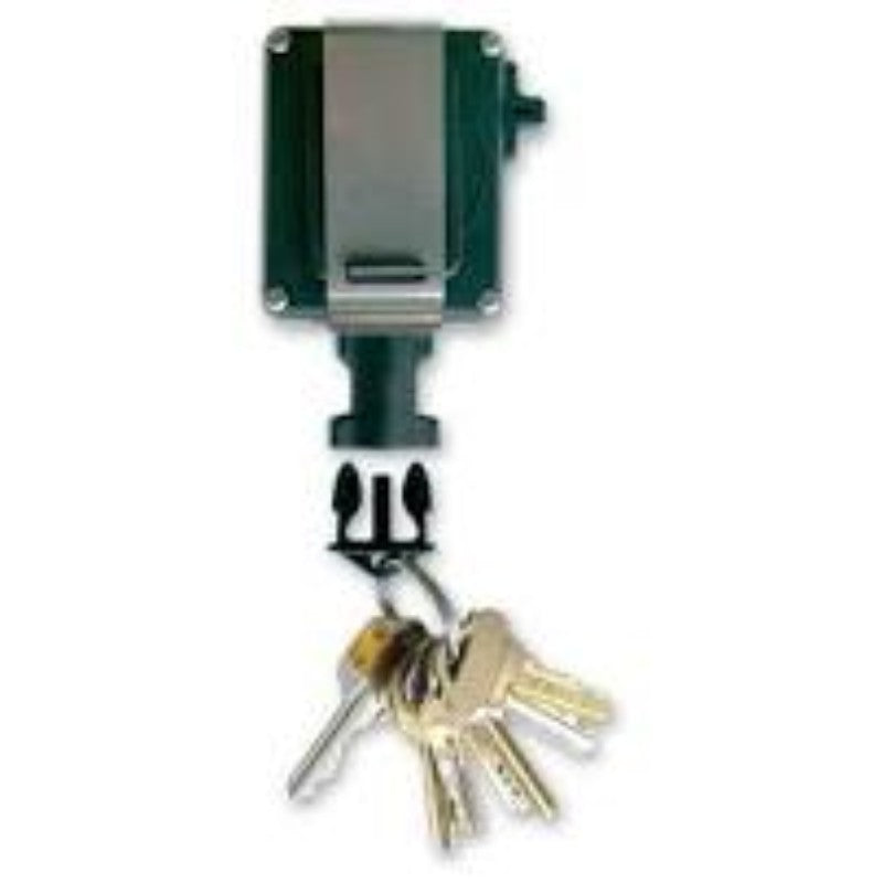 Achterkant Gear Keeper RT4-5850 retractor met rvs roterende riemclip en een quick connect-I accessoire met daaraan een aantal sleutels