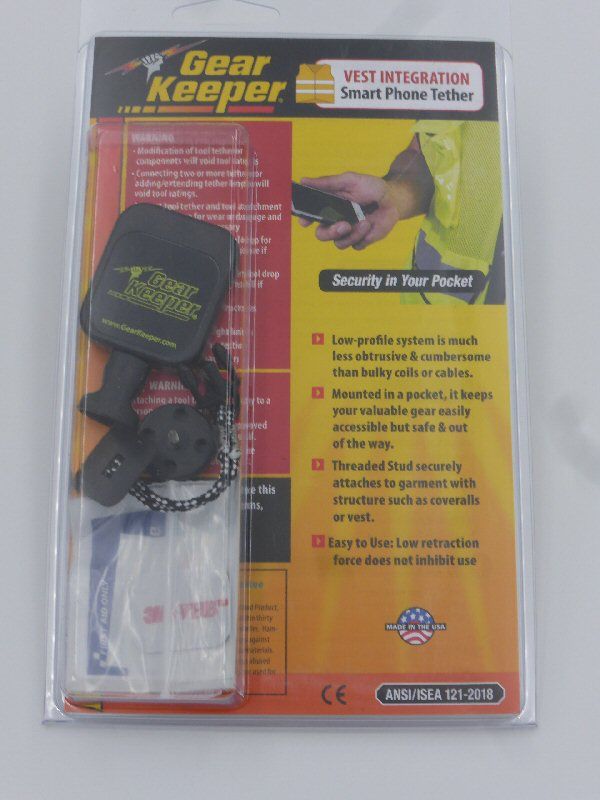Voorzijde verpakking met daarin de Gear Keeper RT5-5420 retractor voor smartphones en mobiele telefoons aan veiligheidsvesten, jaszak en overal