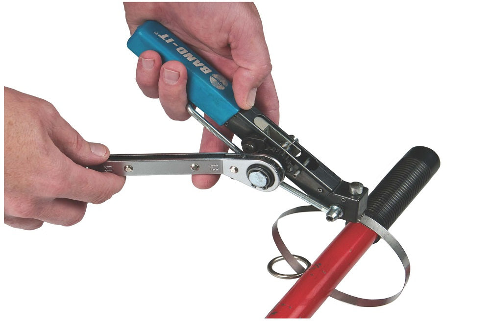 Voorbeeld hoe een Band-It Tie-Lok strap met behulp van een tang wordt bevestigd aan de steel van een handgereedschap