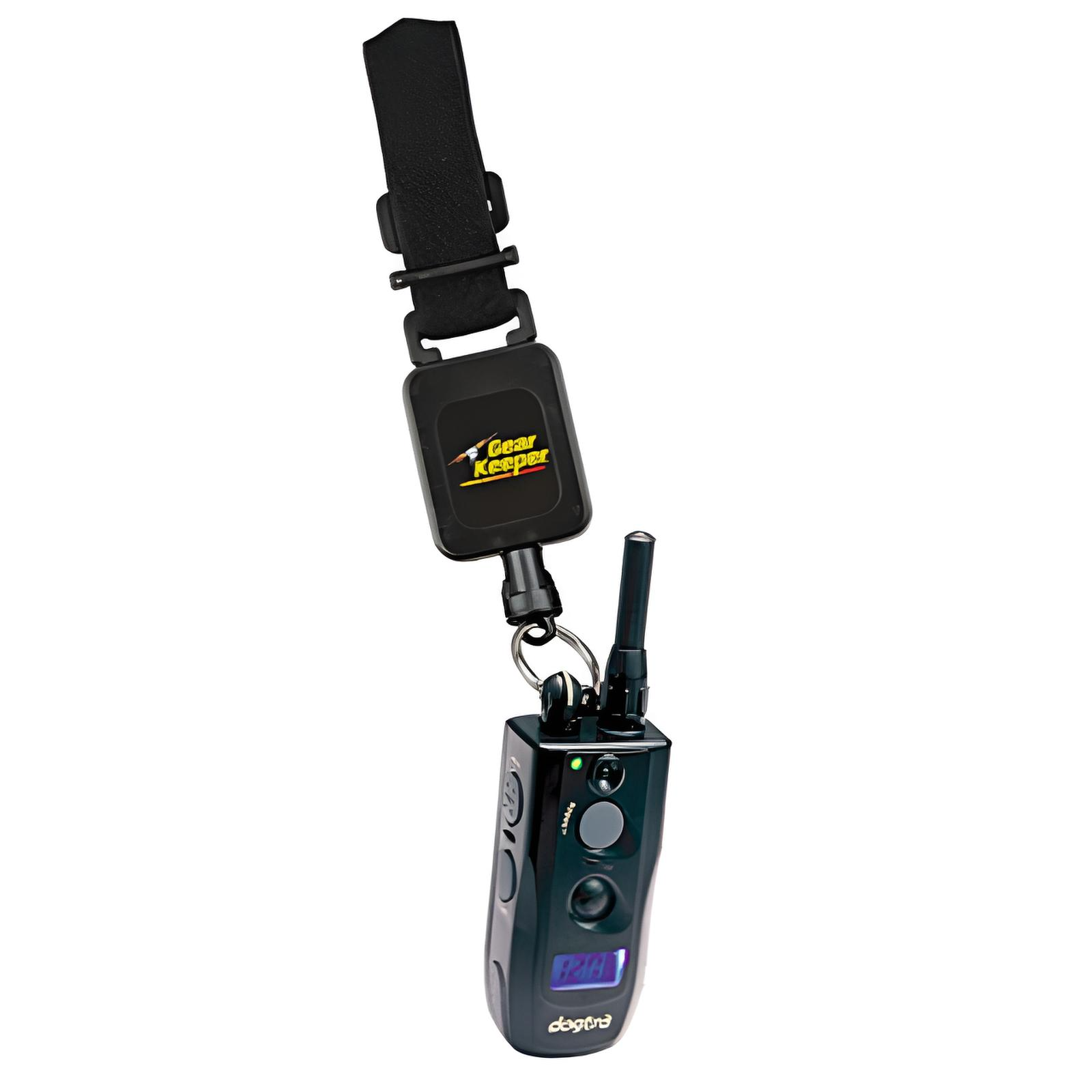Gear Keeper retracdtor met klittenband bevestiging en een portofoon aan de uiteinde van de uittrekbare lijn