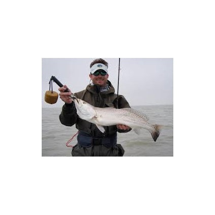 Visser met een gevangen vis aan een boga-grip