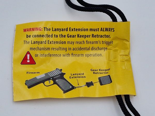 Waarschuwingslabel aan de Gear Keeper RT3-5573 retractor voor handvuurwapens