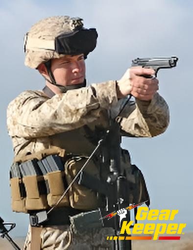 Militair met een wapen in zijn hand die bevestigd zit aan een Gear Keeper RT2-5550-E vuurwapen side-arm retractor