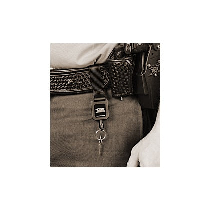 Gearkeeper retractor met sleutel aan een broekriem van een persoon bevestigd