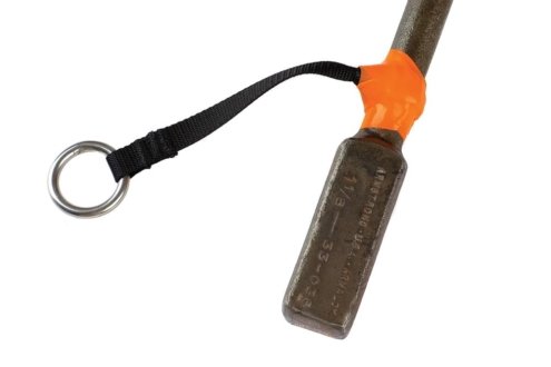 Voorbeeld van een Gear Keeper tool tether accessoire die bevestigd zit door middel van de zelfhechtende tap aan een gereedschapsteel zonder opening