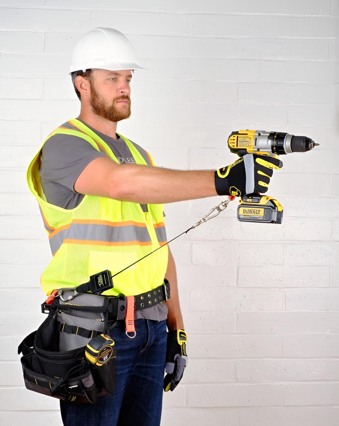 Bouwvakker met accu boormachine gezekerd aan een Gear Keeper retractable tooltether